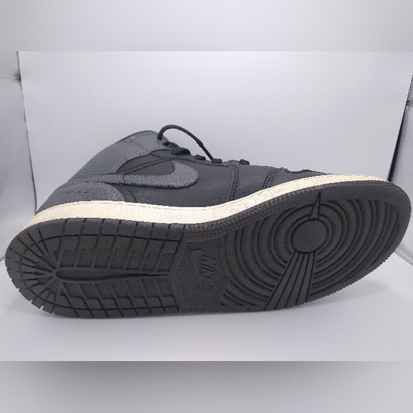 Jordan 1 mids - Picture 5 of 7